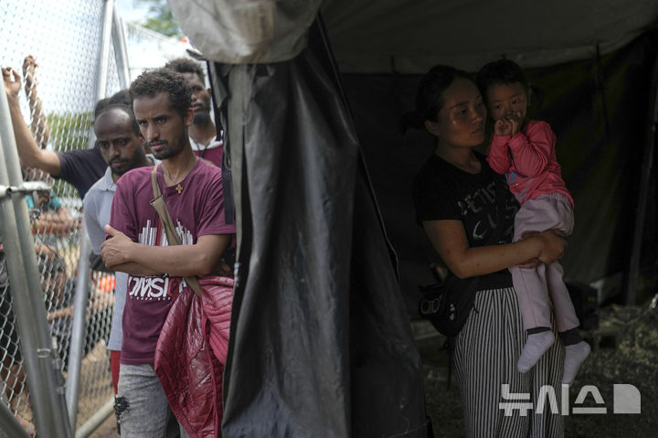 [라하스 블랑카스=AP/뉴시스] 독일 도이체 벨레(DW) 방송은 중국 밀입국자들이 방향을 바꿔 발칸반도를 거쳐 유럽으로 들어오려고 하고 있으며 독일이 최종 목적지가 되고 있다고 16일(현지 시간) 보도했다. 사진은 미국에 가는 희망을 품고 '다리엔 갭'을 건넌 중국인 모녀가 지난해 11월 10일 파나마 라하스 블랑 카스에 있는 이민 관리소에서 대기하는 모습. 2025.12.18.