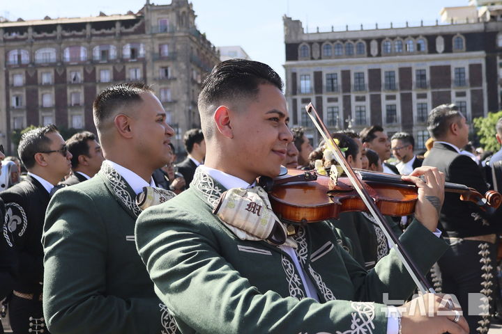 [멕시코시티=AP/뉴시스] 10일(현지시각) 멕시코 수도 멕시코시티의 소칼로 광장에서 '최다 마리아치 연주' 기네스 기록 도전자들이 악기를 연주하고 있다. '마리아치'는 멕시코의 전통 음악이자 밴드 형태를 의미하며 기타, 바이올린, 트럼펫 등의 악기로 구성된다. 이날 1천 명이 넘는 연주자가 모여 기존 700명의 기록을 깼지만, 기네스 측은 아직 공식 신기록 여부는 공표하지 않은 것으로 알려졌다. 2024.11.11.