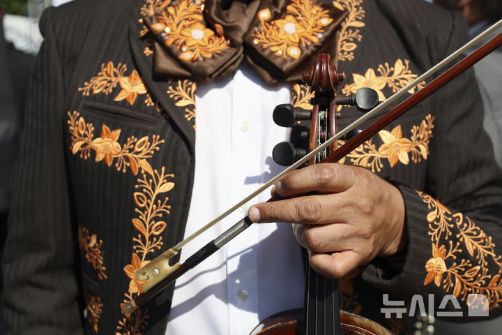 [멕시코시티=AP/뉴시스] 10일(현지시각) 멕시코 수도 멕시코시티의 소칼로 광장에서 '최다 마리아치 연주' 기네스 기록 도전자들이 연주 준비를 하고 있다. '마리아치'는 멕시코의 전통 음악이자 밴드 형태를 의미하며 기타, 바이올린, 트럼펫 등의 악기로 구성된다. 이날 1천 명이 넘는 연주자가 모여 기존 700명의 기록을 깼지만, 기네스 측은 아직 공식 신기록 여부는 공표하지 않은 것으로 알려졌다. 2024.11.11.