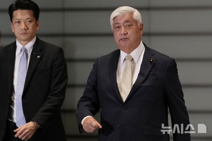 [도쿄=AP/뉴시스]북한이 6일 오후 12시 1분께 탄도미사일로 추정되는 물체를 최소 1발 발사했다고 일본 방위성이 발표했다. 사진은 지난해 11월 11일 나카타니 겐 일본 방위상이 도쿄 총리 관저에 도착해 걸어가고 있는 모습. 2025.01.06.