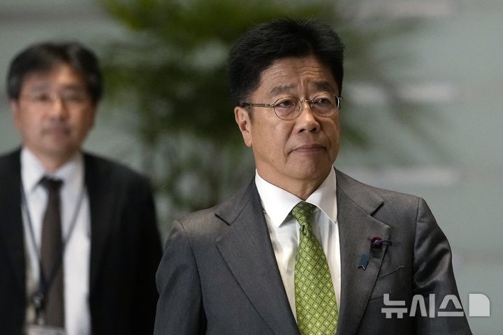 [도쿄=AP/뉴시스]가토 가쓰노부(加藤勝信) 일본 재무상은 24일(현지 시간) 스콧 베선트 미국 재무장관과 회담에서 "미국으로부터 환율 수준 목표, 이를 관리하는 틀 같은 이야기는 전혀 없었다"고 밝혔다. 사진은 가토 재무상이 지난해 11월 도쿄 총리 관저에 들어서고 있는 모습. 2025.04.25.