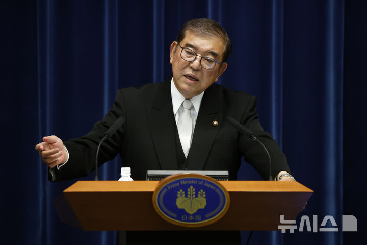 [도쿄=AP/뉴시스]이시바 시게루(石破茂) 일본 총리가 남미 순방 후 도널드 트럼프 미국 대통령 당선인과의 면담은 "실현이 곤란한 정세가 됐다"고 15일 아사히신문이 보도했다. 사진은 이시바 총리가 지난 11일 도쿄 총리 관저에서 기자회견을 가지고 발언하고 있는 모습. 2024.11.15.