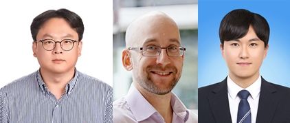 [울산=뉴시스] 구미현 기자 = 울산과학기술원(UNIST)는 에너지화학공학과 류정기 교수와 스위스 취리히대학교(UZH) 데이비드 틸레이(David Tilley) 교수 연구팀이 태양광 수소 생산에 쓰는 금속산화물 광전극의 내구성을 획기적으로 개선하는 보호층을 개발했다고 11일 밝혔다. 사진 왼쪽부터 류정기 교수, 데이비드 틸레이 교수, 배상현 박사. (UNIST 제공) 2024.11.11. photo@newsis.com *재판매 및 DB 금지