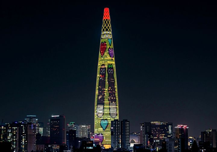 11일 오후 6시부터 송출되는 롯데월드타워 빼빼로데이 미디어 파사드. (사진=롯데웰푸드 제공) *재판매 및 DB 금지