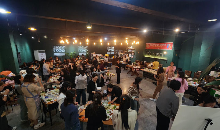 [울산=뉴시스] 울산베트남협회는 10일 신정동 산업문화갤러리 잇츠룸(It’s room)에서 울산과 경주 등 인근 지역에 거주하는 베트남인들의 교류 활성화를 위한 '베트남커뮤니티 요리대회'를 열었다고 11일 밝혔다.&nbsp; (사진=울산베트남협회 제공) 2024.11.11. photo@newsis.com *재판매 및 DB 금지