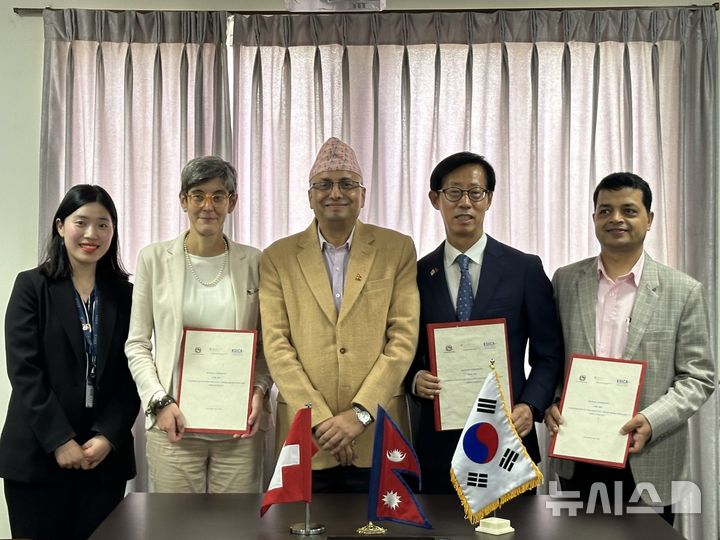 [서울=뉴시스] 8일(현지시각) 네팔 노동고용사회복지부 회의실에서 열린 네팔 귀환 노동자의 안정적 재정착을 위한 한국국제협력단(KOICA·코이카)-스위스 개발협력청-네팔 노동부 3자 간 업무협약(MOU) 체결식에서 참석자들이 기념사진을 촬영하고 있다. (사진= 코이카 제공) 