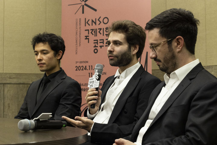 [서울=뉴시스] 시몬 에델만(가운데)이 지난 10일 제2회 KNSO 국제지휘콩쿠르에서 우승한 뒤 열린 기자 간담회에서 소감을 말하고 있다.(사진=국립심포니오케스트라 제공) 2024.11.11. photo@newsis.com *재판매 및 DB 금지