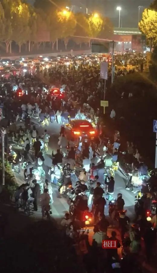 [서울=뉴시스]중국 허난성 정저우시에서 20만 명이 넘는 대학생이 자전거를 타고 카이펑시까지 '야간 카이펑 라이딩'을 즐겼다.(사진=지무신문) *재판매 및 DB 금지