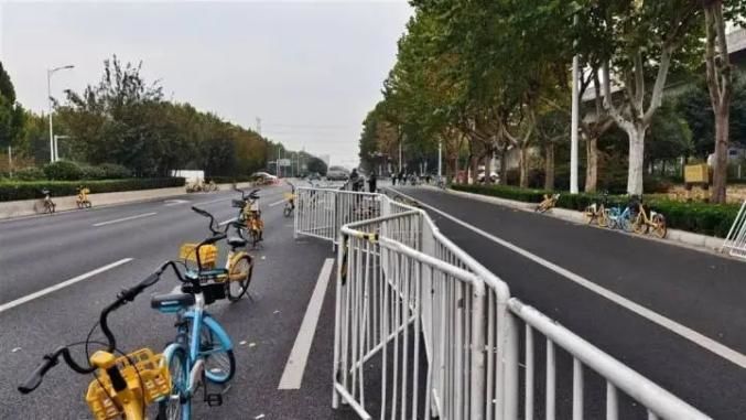 [서울=뉴시스]중국 허난성 정저우시에서 20만 명이 넘는 대학생이 자전거를 타고 카이펑시까지 '야간 카이펑 라이딩'을 즐겼다.(사진=지무신문) *재판매 및 DB 금지