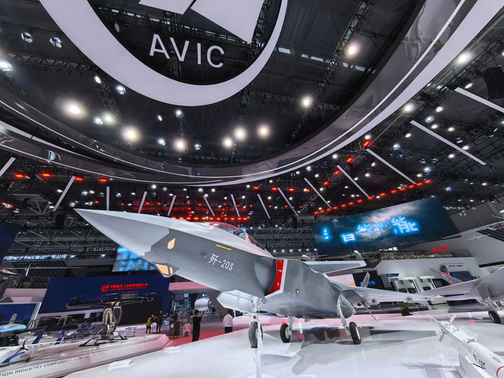 [서울=뉴시스]중국이 12일 개막하는 중국 최대 에어쇼인 주하이에어쇼(중국국제항공우주박람회)를 앞두고 세계 최초 5세대 전투기 젠(J)-20의 복좌형(2인승)인 J-20S을 공개했다. 주하이에어쇼 현장에 공개된 J-20S.<사진출처: 웨이보> 2024.11.11 