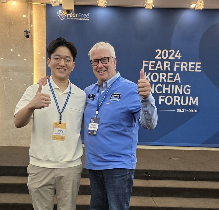 [서울=뉴시스] 피어프리 코리아 론칭 포럼에서 대구24시바른동물센터 이세원 원장과 피어프리 창립자 마티베커 박사가 기념촬영을 하고 있다. 2024.11.11. (사진=에이아이포펫 제공) *재판매 및 DB 금지