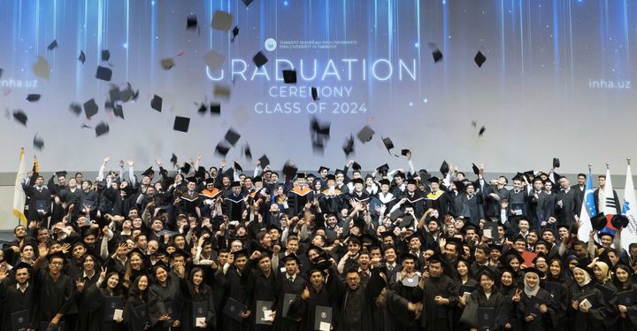 [인천=뉴시스] 타슈켄트 인하대학교(IUT) 학위수여식에서 학생들이 학사모를 던지며 서로의 졸업을 축하하고 있다. (사진=인하대 제공) 2024.11.11. photo@newsis.com *재판매 및 DB 금지