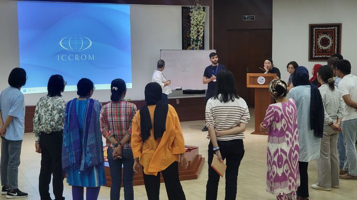 [서울=뉴시스] 지난해 9월부터 10월까지 타지키스탄 박물관에서 열린 콜아시아에서 강의를 듣는 참가자들 (사진=국가유산청 제공) 2024.11.11. photo@newsis.com *재판매 및 DB 금지