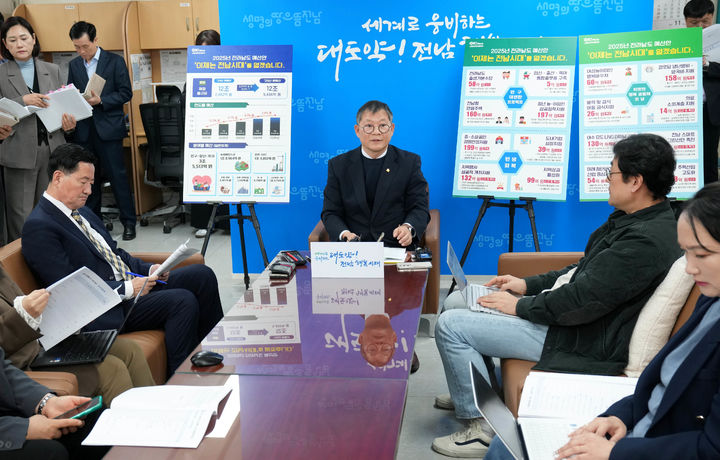 [무안=뉴시스] 송창헌 기자 = 장헌범 전남도 기획조정실장이 11일 오전 전남도청 기자실에서 2025년도 본예산안에 대해 설명하고 있다. (사진=전남도 제공) 2024.11.11 photo@newsis.com *재판매 및 DB 금지