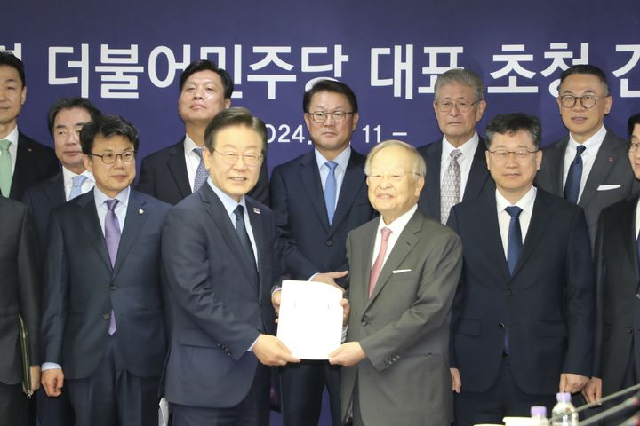 [서울=뉴시스] 이재명 더불어민주당 대표(앞줄 왼쪽 둘째)와 손경식 한국경영자총협회 회장(앞줄 왼쪽 셋째)이 11일 오전 서울 마포구 경총회관에서 만나 기념촬영을 하고 있다. 이날 만남에는 민주당 일부 의원과 경총 회장단 측에서도 함께 했다. (사진=경총 제공) 2024.11.11 photo@newsis.com *재판매 및 DB 금지