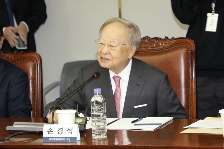 [서울=뉴시스] 손경식 경총 회장이 11일 오전 서울 마포구 경총회관에서 이재명 더불어민주당 대표 일행과 만나 경영계 현안에 대한 의견을 전달하고 있다. (사진=경총 제공) 2024.11.11 photo@newsis.com *재판매 및 DB 금지