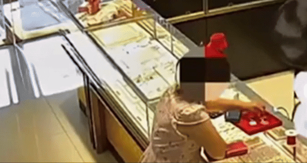 [서울=뉴시스] 지난 9월에도 쓰촨성 루저우시의 한 귀금속 가게에 방문한 손님이 입속에 금을 넣어 훔치는 황당한 절도 사건이 발생했다. (사진=掌闻视讯) *재판매 및 DB 금지