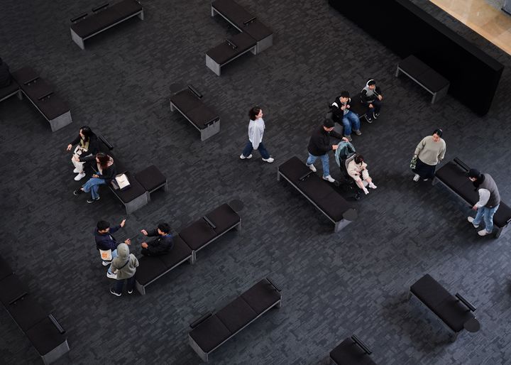 [서울=뉴시스] 국립중앙박물관 상설전시관 관람객 친화형 맞이공간에 유니버설디자인을 적용한 휴게 공간 (사진=국립중앙박물관 제공) 2024.11.11. photo@newsis.com *재판매 및 DB 금지