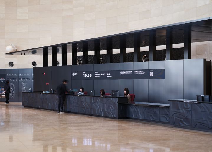 [서울=뉴시스] 국립중앙박물관 상설전시관 관람객 친화형 맞이공간에 유니버설디자인을 적용한 안내 데스크 (사진=국립중앙박물관 제공) 2024.11.11. photo@newsis.com *재판매 및 DB 금지