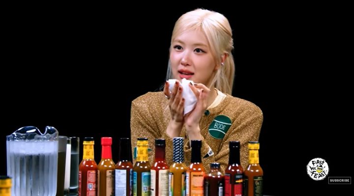 로제가 8일 업로드된 미국 유튜브 채널 '퍼스트 위 피스트'(First We Feast)의 먹방 콘텐츠 '핫 원즈'(Hot Ones)에 출연했다.(사진 : 퍼스트 위 피스트 영상 캡처) *재판매 및 DB 금지