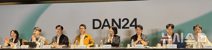 [서울=뉴시스] 윤정민 기자 = 최수연 네이버 대표(오른쪽에서 4번째) 등 각 사업 부문장들이 11일 오후 서울 강남구 코엑스에서 열린 팀네이버 통합 콘퍼런스 '단(DAN) 24' 기자간담회에 참석했다. 2024.11.11. alpaca@newsis.com