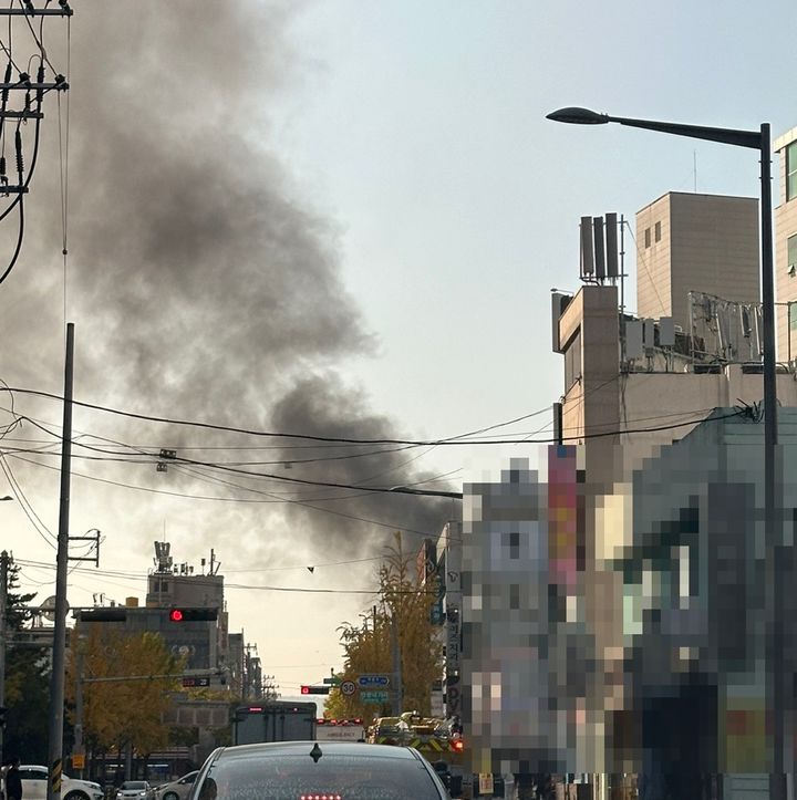 [대전=뉴시스] 11일 오후 대전 서구 괴정동의 한 건물 1층 주차장에 주차된 차량에서 불이 났다.(사진=독자 박윤식씨 제공). 2024.11.11. photo@newsis.com *재판매 및 DB 금지