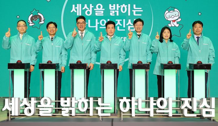 하나금융그룹은 11일 서울 명동사옥에서 함영주 회장을 비롯한 그룹 경영진, 임직원, 임직원 배우자들로 구성된 가족사랑봉사단과 엄종환 SK텔레콤 부사장, 황성욱, 김대원 롯데웰푸드 상무 등 300여명이 참석한 가운데 '2024 모두하나데이'의 시작을 알리는 선포식과 함께 '사랑의 김장나눔' 행사를 진행했다. 함영주 하나금융그룹 회장(왼쪽 네 번째)이 그룹 경영진들과 2024 모두하나데이의 시작을 알리는 세레모니를 하며 기념촬영을 하고 있다. (사진=하나금융 제공) *재판매 및 DB 금지