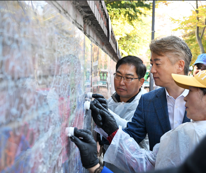 [광주=뉴시스] 광주 서구는 서구 치평동 한 아파트 담벼락에서 '지구를 살리는 십만양병 벽화사업'을 진행 중이라고 11일 밝혔다. (사진 = 광주 서구 제공) 2024.11.11. photo@newsis.com *재판매 및 DB 금지