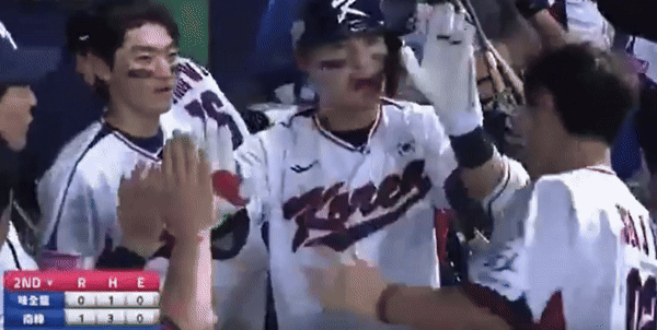 [서울=뉴시스] 세계야구소프트볼연맹(WBSC) 프리미어12 대표팀 윤동희(롯데 자이언츠)가 지난 10일 대만 타이베이 톈무야구장에서 열린 대만 프로야구팀 웨이좐 드래건스와 평가전에서 2회 결승 솔로포를 가동한 뒤 아파트 세리머니를 선보여 화제다. (사진=X) *재판매 및 DB 금지 *재판매 및 DB 금지