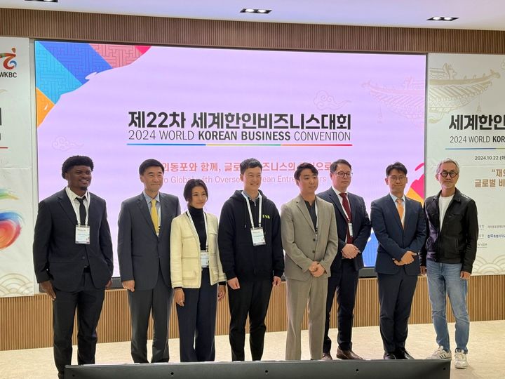 [서울=뉴시스] 지난달 23일 제22차 세계한인비즈니스대회에서 열린 스타트업 경연대회에서 본상을 수상한 기업에게 캐나다 글로벌 진출 프로그램 참여기회를 제공했다. (사진=벤처기업협회 제공) 2024.11.11. photo@newsis.com *재판매 및 DB 금지