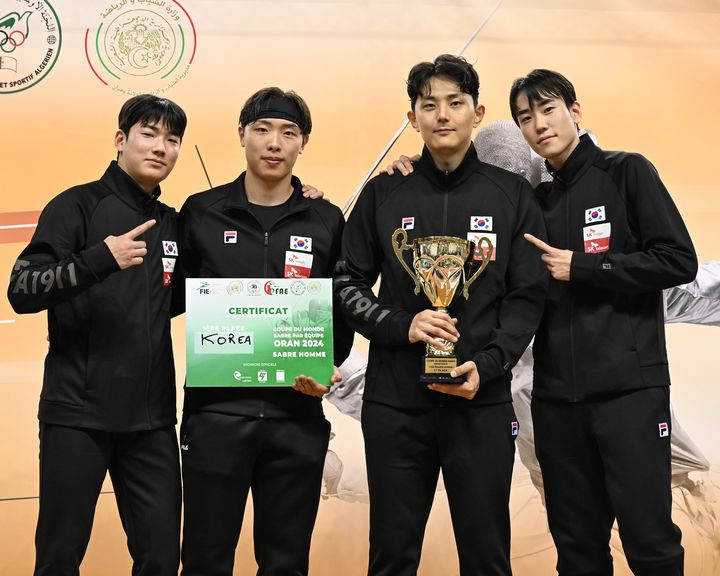 [서울=뉴시스]새 시즌 첫 월드컵에서 단체전 우승한 남자 사브르 대표팀. (사진=대한펜싱협회 제공)