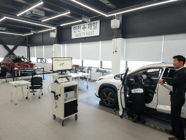 [서울=뉴시스] 유희석 기자 = 지난 9일 경기 용인 토요타 트레이닝 아카데미에서 열린 '렉서스 스킬 콘테스트'에 출전한 경연자가 차량을 살펴보고 있다. 2024.11.11 photo@newsis.com