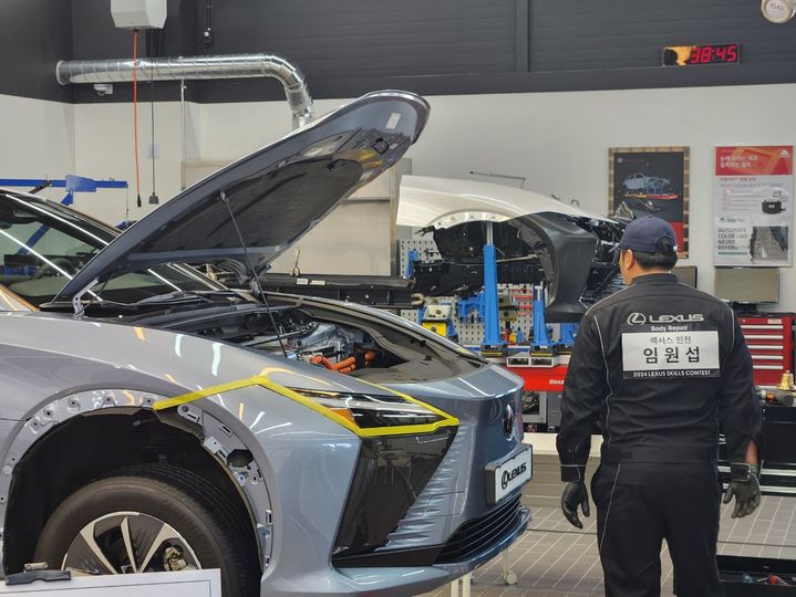 [서울=뉴시스] 유희석 기자 = 지난 9일 경기 용인시에 있는 토요타 트레이닝 아카데미에서 열린 렉서스 스킬 콘테스트 참가자가 차량 정비 시험을 위해 대기하고 있다. 2024.11.11 photo@newsis.com *재판매 및 DB 금지