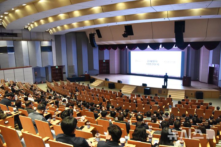 [서울=뉴시스] 김재열 작가가 글로벌 인문학 강좌를 진행하는 모습. 