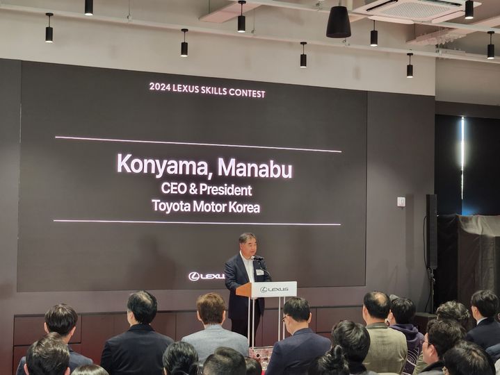 [서울=뉴시스] 유희석 기자 = 지난 9일 경기 용인시에 있는 토요타 트레이닝 아카데미에서 열린 렉서스 스킬 콘테스트에서 인삿말을 하는 콘야마 마나부 한국토요타 사장. 2024.11.11 photo@newsis.com *재판매 및 DB 금지