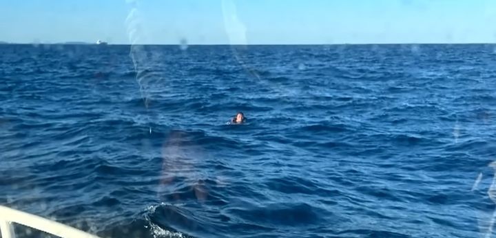 [서울=뉴시스] 2024년 11월 9일 보도된 호주 앞바다에 빠져 수영하면서 19시간을 생존한 베트남 국적 선원의 이야기. 하지만 그가 신분증, 담배 등이 담긴 비닐 가방을 가지고 있어서 논란의 대상이 됐다.(사진= 나인 뉴스 호주 공식 유튜브 갈무리) *재판매 및 DB 금지