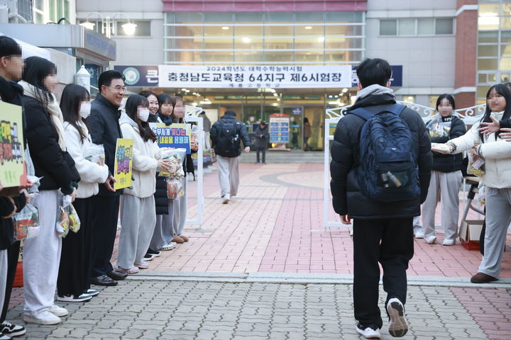 [계룡=뉴시스]이응우 계룡시장이 2025학년도 수능시험장에서 수험장을 점검하고 있다. 2024년 수능행사장. 2024. 11. 11 photo@newsis.com *재판매 및 DB 금지