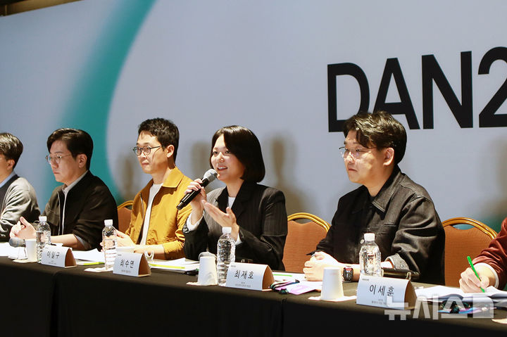 [서울=뉴시스] 최수연 네이버 대표가 11일 오후 서울 강남구 코엑스에서 열린 팀네이버 통합 콘퍼런스 '단(DAN) 24' 기자간담회에서 취재진 질문에 답하고 있다. (사진=네이버 제공)