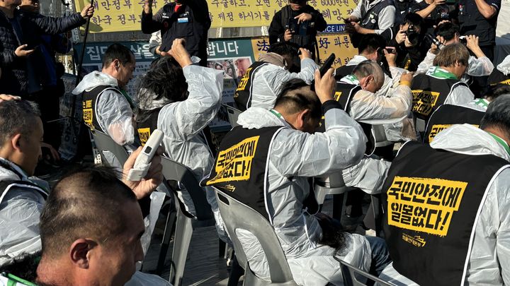 [서울=뉴시스] 성이영 인턴기자 = 민주노총 공공운수노조 화물연대본부(화물연대)가 안전운임제 입법을 강력히 촉구하며 삭발식을 진행했다. 2024.11.11. photo@newsis.com *재판매 및 DB 금지