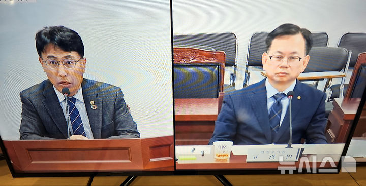 [광주=뉴시스] 맹대환 기자 = 박필순 광주시의회 산업건설위원장(왼쪽)이 행정사무감사 증인으로 출석한 고광완 광주시 행정부시장과 행정사무감사 중단 원인을 놓고 논쟁을 하고 있다. 2024.11.11. mdhnews@newsis.com