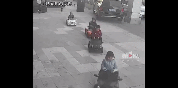 [서울=뉴시스] 중국에서 어린아이들이 세차를 위해 장난감 자동차를 몰고 세차장에 들어서는 모습이 포착돼 화제다. (사진=蓝媒视频官方微博) *재판매 및 DB 금지