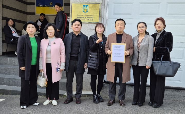 [서울=뉴시스] '탈북민 선전단'은 11일 서울 용산구에 있는 한국 주재 우크라이나 대사관을 방문해 북한군인들을 위해 제작된 탈출방법 안내서, 방송용 선전물, 볼로디미리 젤렌스키 우크라이나 대통령에게 보내는 서한 등을 전달했다고 밝혔다. (사진=탈북민 선전단 제공) 2024.11.11. *재판매 및 DB 금지