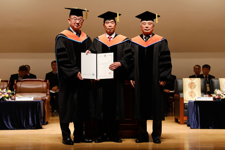 [부산=뉴시스] 동의대학교는 영진파워툴 강영진 대표에게 명예공학박사 학위를 수여했다고 11일 밝혔다. (사진=동의대 제공) 2024.11.11. photo@newsis.com *재판매 및 DB 금지