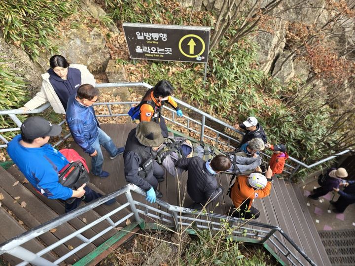 [완주=뉴시스] 지난해 11월 10일 전북 완주군 대둔산 등산로에서 등산객이 쓰러져 구급대원들이 이송하고 있다. (사진=전북특별자치도소방본부 제공) 2024.11.11. photo@newsis.com *재판매 및 DB 금지