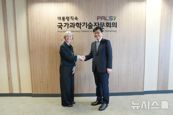 [서울=뉴시스]최양희 국가과학기술자문회의 부의장이 11일 과기자문회의에서 안젤라 맥린 영국 정부수석과학자문관과 기념사진을 촬영하고 있다. (사진=과학기술정보통신부 제공)