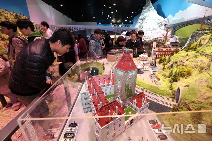 [서울=뉴시스]서울 노원구는 화랑대 철도공원 내 '노원기차마을' 스위스관 개관 2주년을 기념해 특별 전시를 개최한다고 11일 밝혔다. (사진=노원구 제공). 2024.11.11. photo@newsis.com 