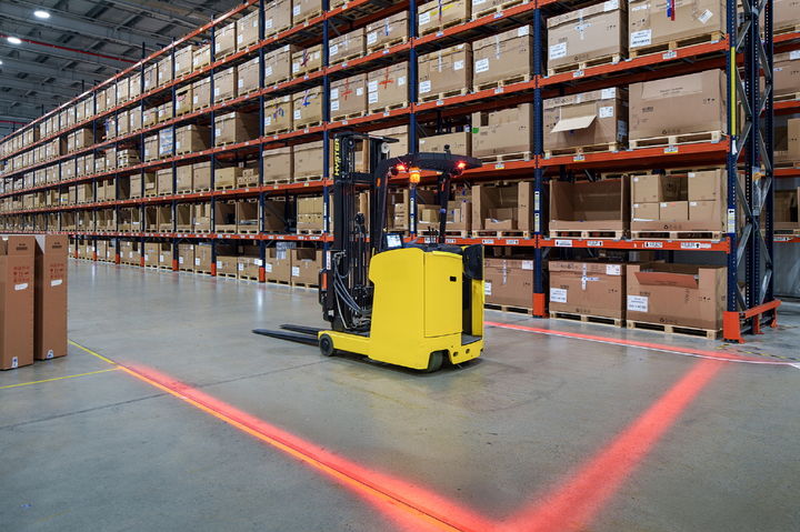 [서울=뉴시스] 동작 감지 센서와 주변을 밝히는 레이저를 적용한 지게차. (사진=BMM코리아) 2024.11.11 photo@newsis.com *재판매 및 DB 금지 *재판매 및 DB 금지