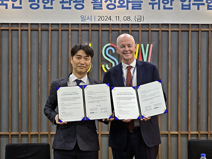 8일 제주 서귀포시 신화월드 내 '랜딩카지노'에서 열린 업무 협약식세서 포즈를 취한 한동균 그랜드코리아레저 노사경영지원실장(왼쪽)과 로드 핵맨 람정엔터테인먼트코리아 수석 부사장 (사진=GKL) *재판매 및 DB 금지