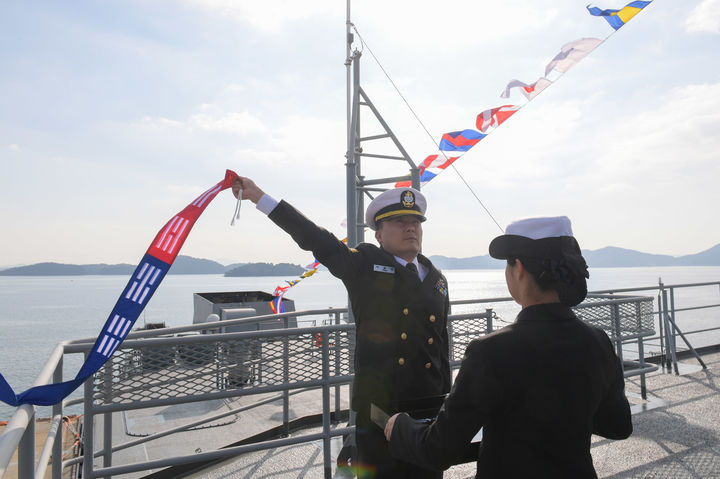 [진해=뉴시스] 해군 창설 제79주년인 11일 오후 경남 진해군항에서 열린 강화도함 취역식에서 장병들이 취역기를 게양하고 있다. (사진=해군 제공) 2024.11.11. photo@newsis.com *재판매 및 DB 금지