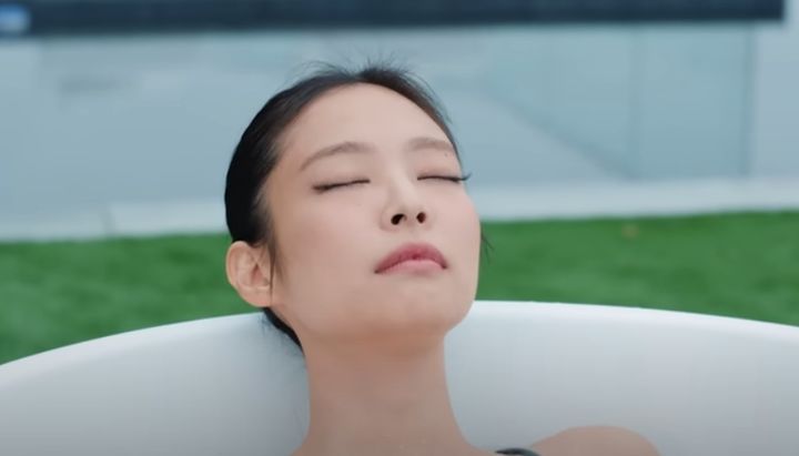 [서울=뉴시스]그룹 블랙핑크 멤버 제니가 피로 해소법으로 '콜드 플런지'(cold plunge)를 소개하면서 주목 받고 있다.(사진=보그 유튜브) *재판매 및 DB 금지